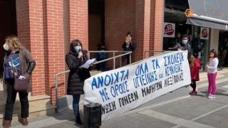 Γονείς και σύλλογοι "βγήκαν στους δρόμους" για τα κλειστά σχολεία - Tι απαιτούν (video)