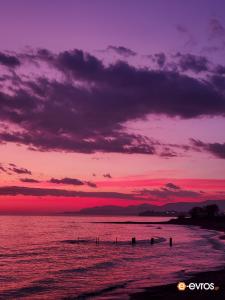 Το μωβ ηλιοβασίλεμα στη στροφή Εγνατία