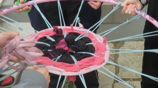 «Υφαίνουμε ανακυκλώνοντας»: Εργαστήρι για μικρούς και μεγάλους στο Μουσείο Μετάξης