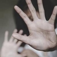 Αλεξανδρούπολη: Της επιτέθηκε με μπουνιές και έβαλε φωτιά σε καναπέ