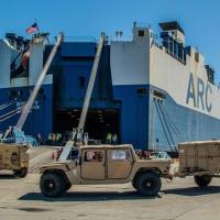 Το αμερικάνικο πλοίο «ARC Commitment» ξεφόρτωσε στρατιωτικά οχήματα στο λιμάνι της Αλεξανδρούπολης