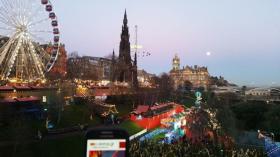 O φίλος Κώστας είπε να μας τρελάνει από το "Πάρκο των Χριστουγέννων" στο Εδιμβούργο της Σκωτίας, όπου βρέθηκε πριν από μερικές μέρες.
