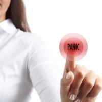 Panic Button: Επεκτείνεται σε όλη τη χώρα - Χορηγείται σε κάθε ενήλικο θύμα ενδοοικογενειακής βίας