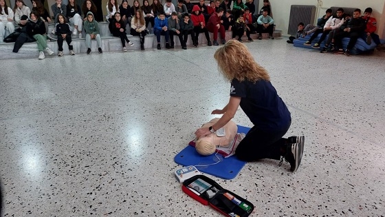 Με ενδιαφέρον παρακολούθησαν οι μαθητές του Γυμνασίου Άνθειας την επίδειξη.