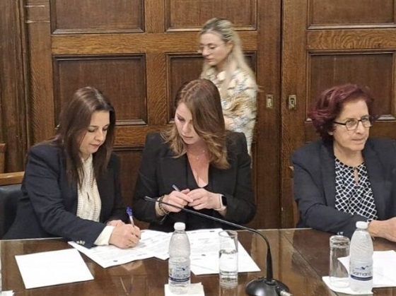 Υπογραφή του πρωτοκόλλου συνεργασίας από την Πρόεδρο του Δικηγορικού Συλλόγου Αλεξανδρούπολης.