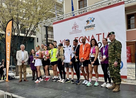 Πολλοί αθλητές, μικροί και μεγάλοι, στον αγώνα VIA EGNATIA RUN της Αλεξανδρούπολης. 