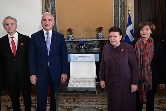 Οι Υπουργοί Πολιτισμού Ελλάδας και Τουρκίας, με τα αρχαία νομίσματα που παραδόθηκαν.