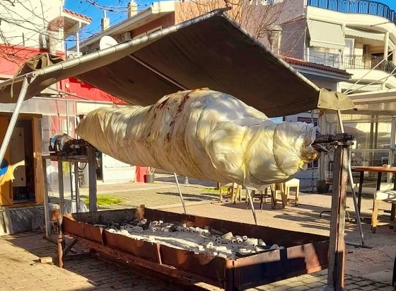 Η μεγαλύτερη σούβλα της χρονιάς, στην πλατεία των Φερών.