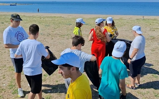 Οι μαθητές του Ειδικού Σχολείου καθάρισαν την παραλία κάτω από τον Φάρο Αλεξανδρούπολης.