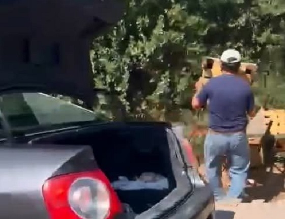 Με αυτή τη φωτογραφία ως πειστήριο, επιβλήθηκε πρόστιμο 1.400 ευρώ για πέταγμα ογκωδών αντικειμένων στην Αλεξανδρούπολη.