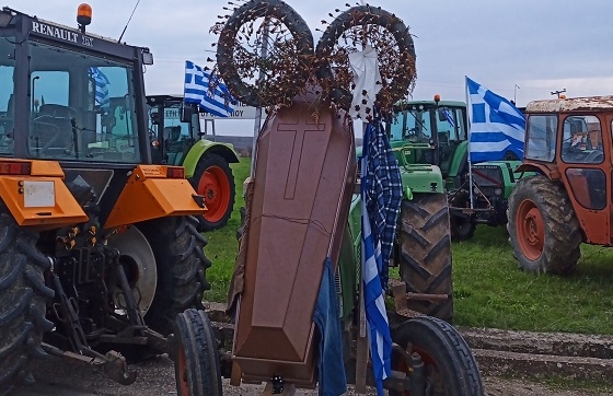 Εκνευρισμός στους αγρότες, λόγω ζημιών στα τρακτέρ του μπλόκου Κήπων.