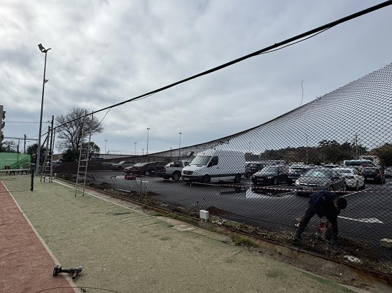 Προσπάθεια να αποδοθούν πάλι ασφαλή τα γήπεδα τένις της Αλεξανδρούπολης, μετά την καταστροφή από τη θύελλα.