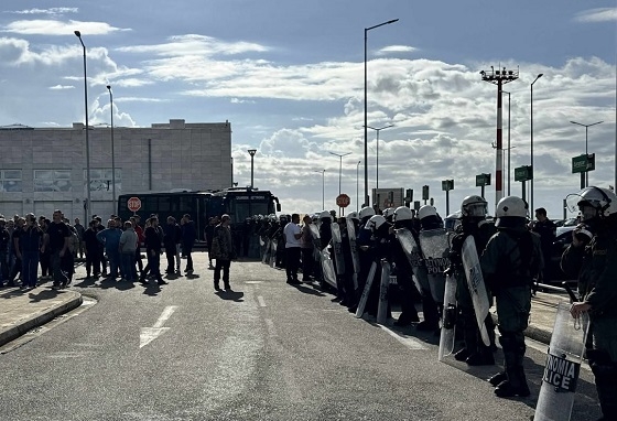 Από χθες το απόγευμα έφθασαν οι αγρότες στο αεροδρόμιο Αλεξανδρούπολης και σήμερα το πρωί βρέθηκαν απέναντι σε δυνάμεις των ΜΑΤ.