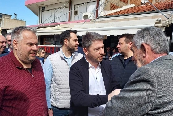 Ο κύριος Σταύρος Βαβίας δίπλα στον Πρόεδρο του ΠΑΣΟΚ, κατά τη διάρκεια προηγούμενης επίσκεψης στον Έβρο το 2025.