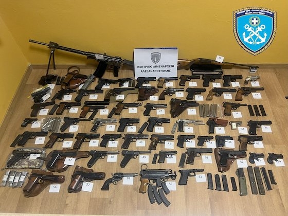 Δεκάδες όπλα και χιλιάδες σφαίρες σε σκάφος Τούρκου στην Αλεξανδρούπολη.