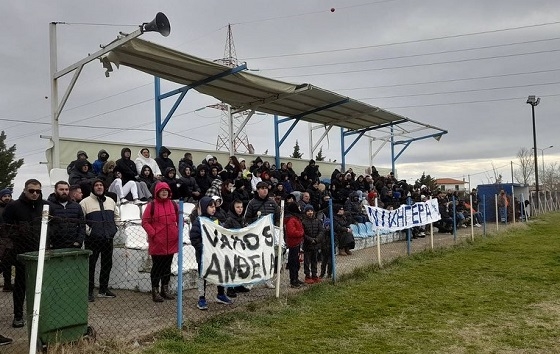 Ο κόσμος και η Νίκη Άνθειας, δίπλα στον Γιάννη Παπαδάκη.