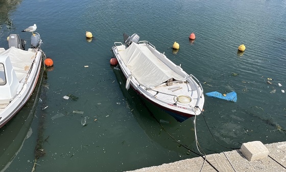 Απαράδεκτες εικόνες με σκουπίδια και πλαστικά στο λιμάνι της Μάκρης.