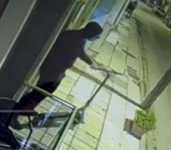 Εντοπίστηκε ο κατηγορούμενος για κλοπή πατινιού και καταγγέλλει οτι τον "ξυλοφόρτωσαν".