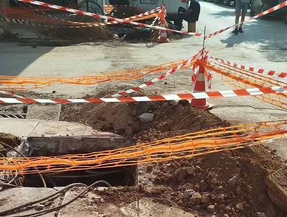 Μετά τις τρύπες της ΔΕΥΑΑ, νέες τρύπες για την κινητή τηλεφωνία στην ίδια διασταύρωση της Αλεξανδρούπολης.