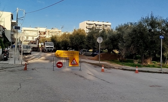 Η μία πινακίδα δείχνει μονόδρομο προς τα δεξιά και άλλη παράκαμψη προς τα αριστερά.