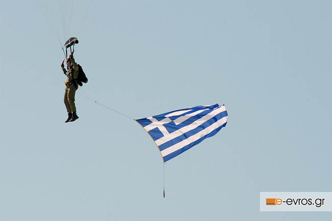 Φωτορεπορτάζ από την επίδειξη αλεξιπτωτιστών στην Αλεξανδρούπολη.