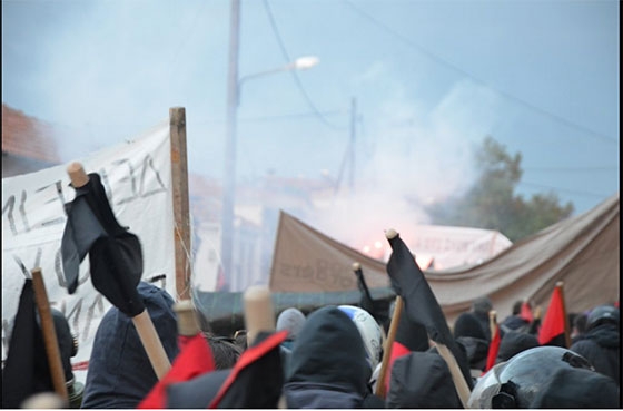 Ο αμφιλεγόμενος φράχτης του Έβρου: να μείνει ή να φύγει;