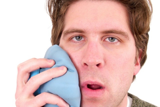 Πονάει το..."ουλάκι" σου; Mήπως η περιοδοντίτιδα σου χτυπάει την πόρτα;