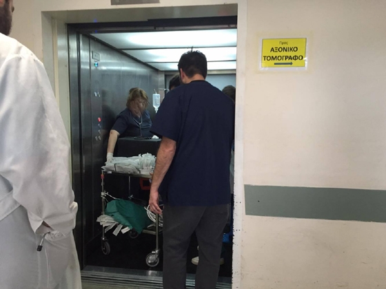 Στιγμιότυπο κατά τη μεταφορά του μικρού στο χειρουργείο