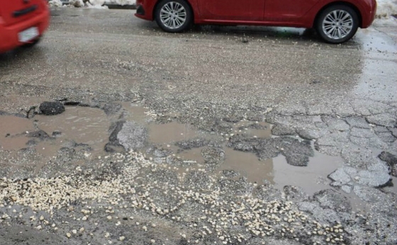 Λεφτά υπάρχουν... μόνο για να "μπαλωθούν" οι δρόμοι 