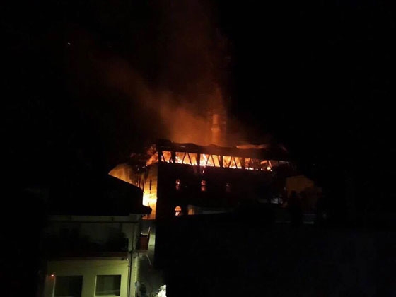 Από τις 3 τα ξημερώματα καίγεται το Τέμενος Βαγιαζήτ.