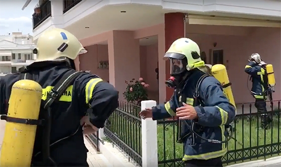 Στιγμιότυπο από την επιχείρηση της ΠΥΑ στο φλεγόμενο σπίτι