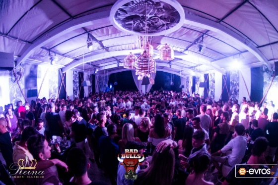 Την Παρασκευή το βράδυ η καρδιά της πόλης "χτυπούσε" στο  Reina "the Villa Project"