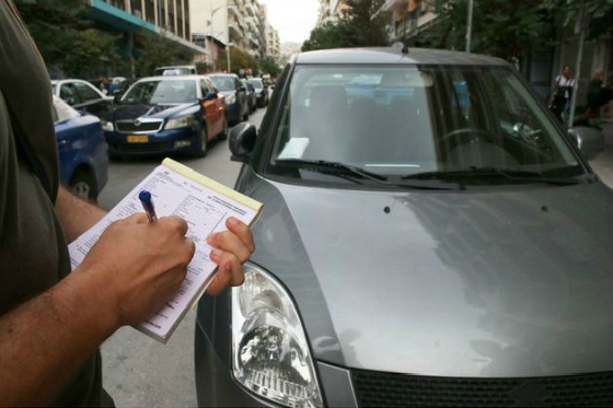 Αλεξανδρούπολη: Μπορεί κάρτες στάθμευσης να μην υπάρχουν αλλά τα ροζ χαρτάκια στα παρμπρίζ συνεχίζονται