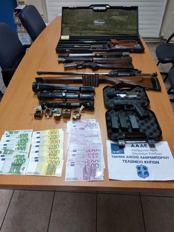 Τα κατασχεθέντα όπλα και χρήματα