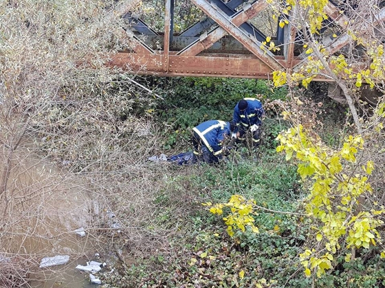 Η ανάσυρση του νεκρού άνδρα από το νερό