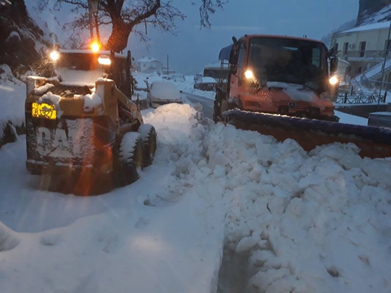 Τα εκχιονιστικά του Δήμου επί το έργο τα ξημερώματα στη Χώρα Σαμοθράκης