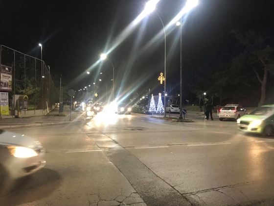 Η στιγμή της συμπλοκής με το περιπολικό να κλείνει το δρόμο προς την παραλιακή