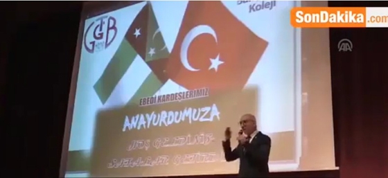 Στιγμιότυπο από την εκδήλωση όπου φαίνεται η σημαία της "Ανεξάρτητης Δυτικής Θράκης" & της Τουρκίας