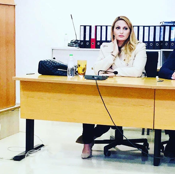 Η Έλενα Σώκου εν ώρα εργασίας