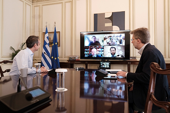 Στιγμιότυπο από τη τηλεδιάσκεψη στο Μαξίμου