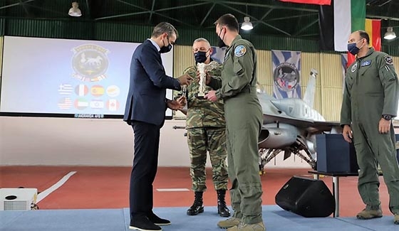 Ο Πρωθυπουργός βράβευσε τον καλύτερο πιλότο του ΝΑΤΟ με άγαλμα της Νίκης της Σαμοθράκης