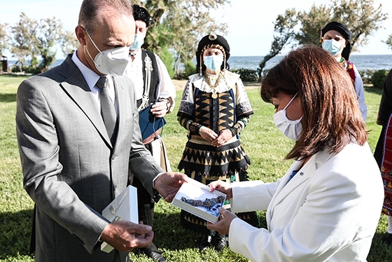 Επίσκεψη Σακελλαροπούλου στον Έβρο: Τα τρία στρατιωτικά ελικόπτερα, ο "Κύκλωπας" & τα δώρα! (pic)