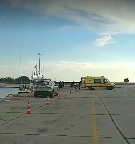 Φωτοραφία κατά την μεταφορά του νεκρού σώματος της γυναίκας που διεκομίσθει έκτακτα από το νησί της Σαμοθράκης. 