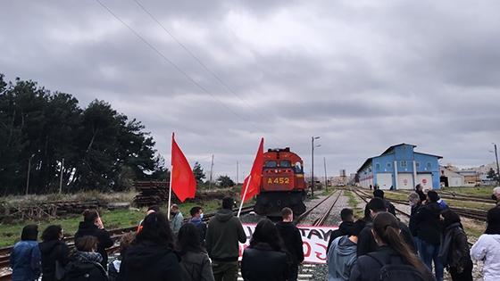 Μπλόκο σε αμαξοστοιχία με αμερικανοΝΑΤΟικό στρατιωτικό υλικό από ΚΚΕ και ΚΝΕ (video)