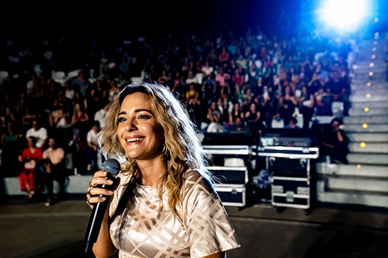 Η Νατάσσα Μποφίλιου την ώρα που κατέβηκε από τη σκηνή και βρέθηκε να τραγουδά δίπλα με τους θεατές