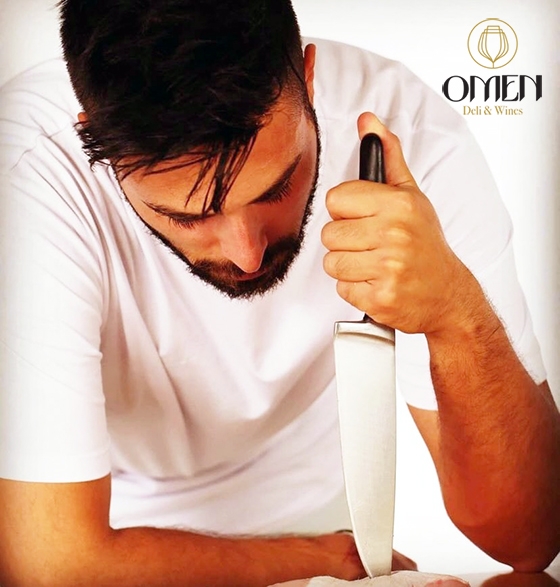 O Δημήτρης Δαλιάνης είναι sushi chef και δεν είναι η πρώτη φορά που επισκέπτεται την "μαγική αυλή" του ΟΜΕΝ