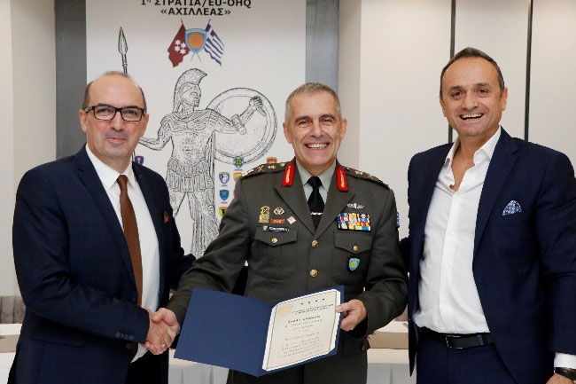 H στιγμή της βράβευσης των αδερφών Δαστερίδη από τον Αντιστράτηγο Άγγελο Χουδελούδη