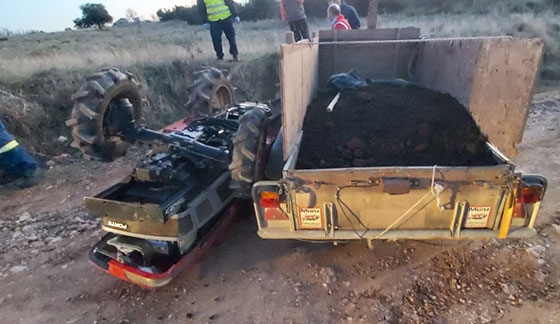 Το τρακτέρ "δίπλωσε" από το βάρος του φορτίου στην καρότσα