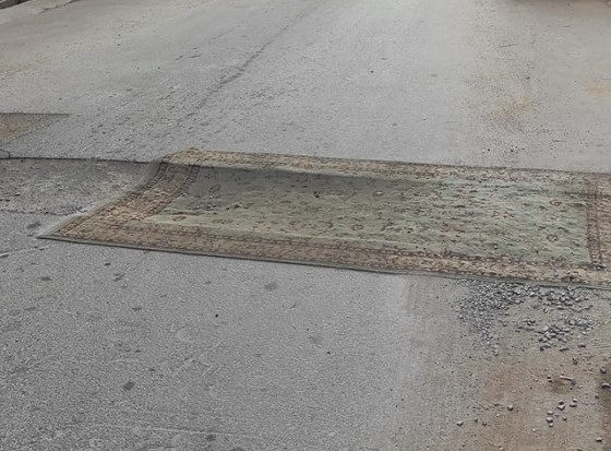 Viral έγινε η λακούβα στην Αλεξανδρούπολη που σκέπασαν με χαλί