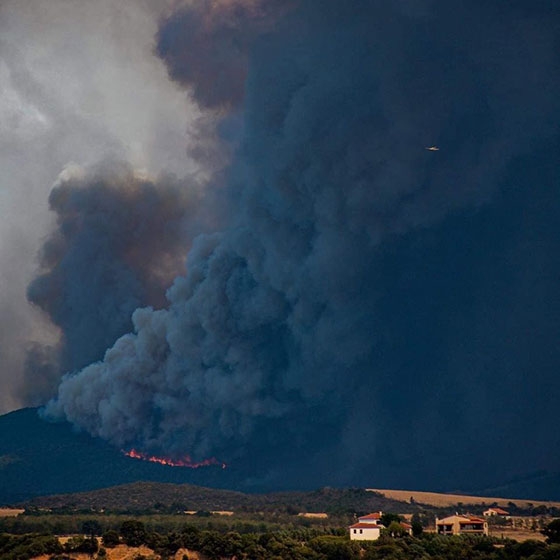 Σοκαριστική εικόνα από το μέτωπο της φωτιάς